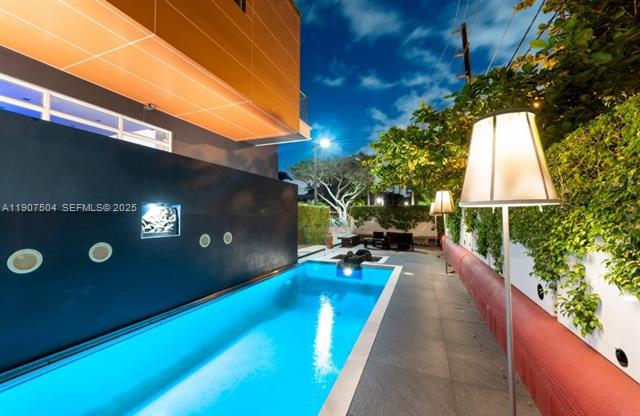 Modern Bayshore Home With Pool And Wet Bar photo 3