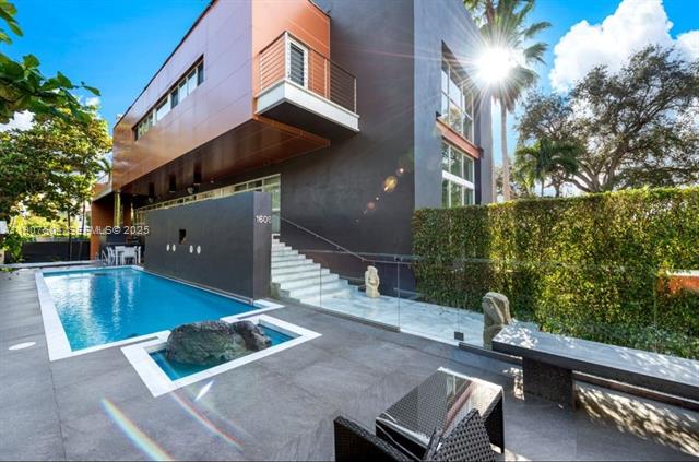Modern Bayshore Home With Pool And Wet Bar