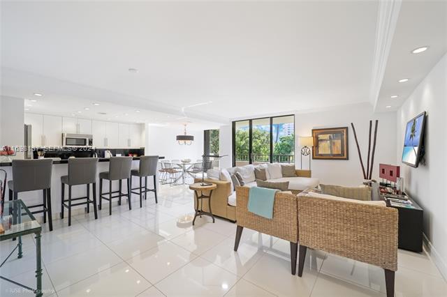 Botanica: Remodeled 2BR, 4' to Beach photo 2
