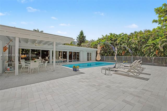Remodeled 5BR Pool Home 1 Block Beach Key Biscayne photo 3