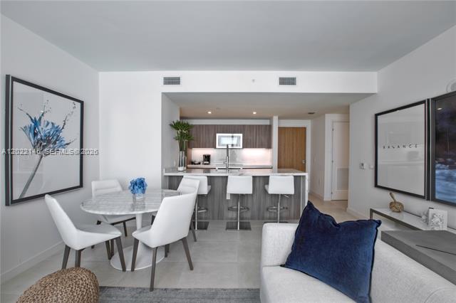 Tiffany House Designer Condo, One Block to Beach photo 3