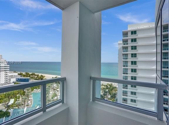 Bay & City Views At Fontainebleau Ii