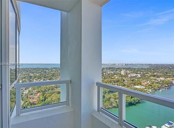 Bay & City Views At Fontainebleau Ii