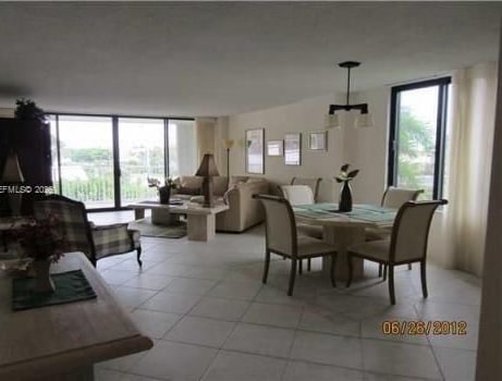 Mayfair House: Oceanfront 2BR With Den