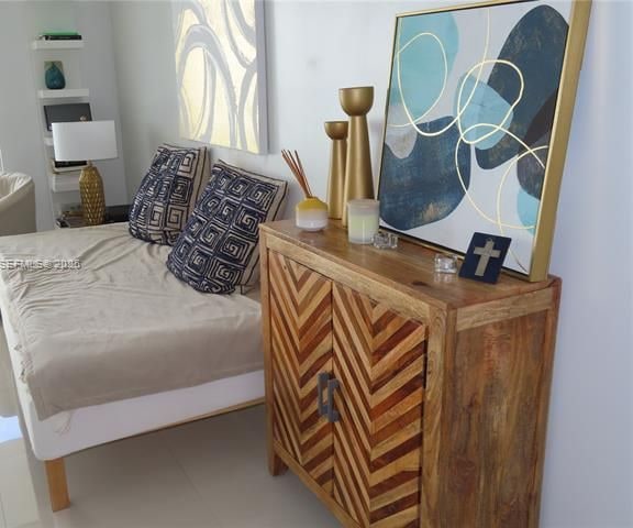 Remodeled Mid-Beach 1BR With Bay Views photo 3