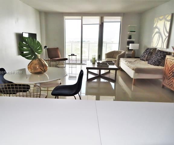 Remodeled Mid-Beach 1BR With Bay Views photo 2