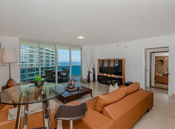 Ocean Three: Oceanfront 2BR With Jacuzzi — photo 2
