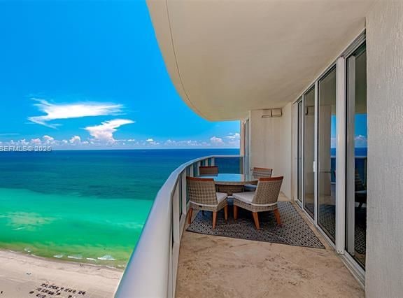 Ocean Three: Oceanfront 2BR With Jacuzzi