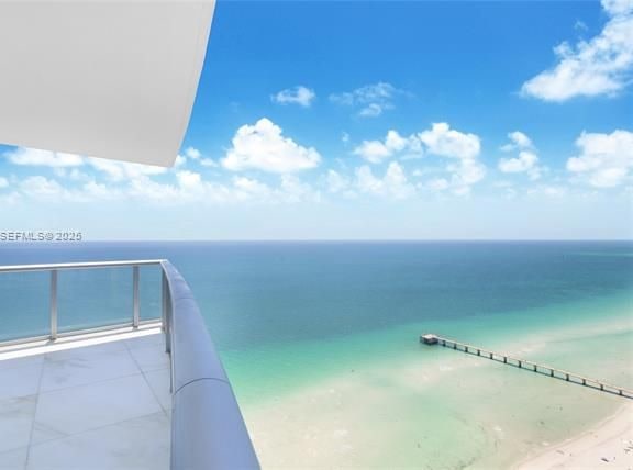 Jade Beach: Dual Terraces, Ocean Views, Fendi Casa — photo 2