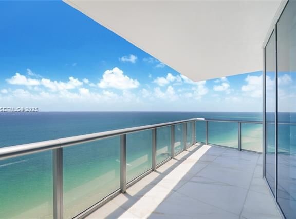 Jade Beach: Dual Terraces, Ocean Views, Fendi Casa