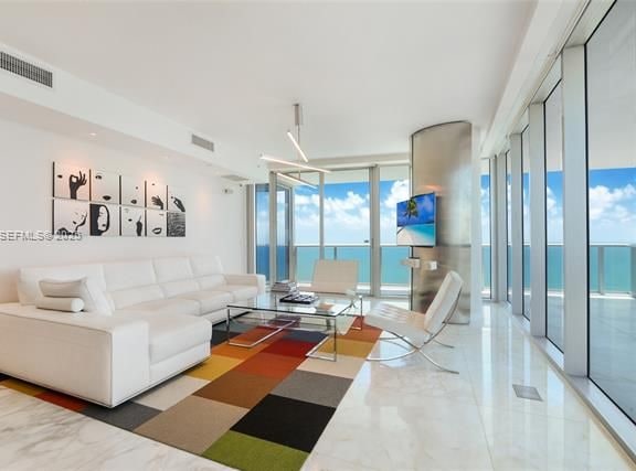 Jade Beach: Dual Terraces, Ocean Views, Fendi Casa photo 3