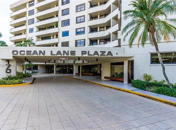 Ocean Lane Plaza: Beachside 2BR With Balcony photo 2