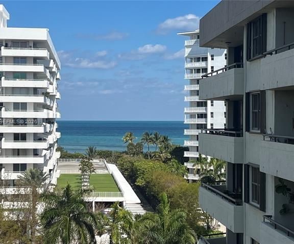 Ocean Lane Plaza: Beachside 2BR With Balcony