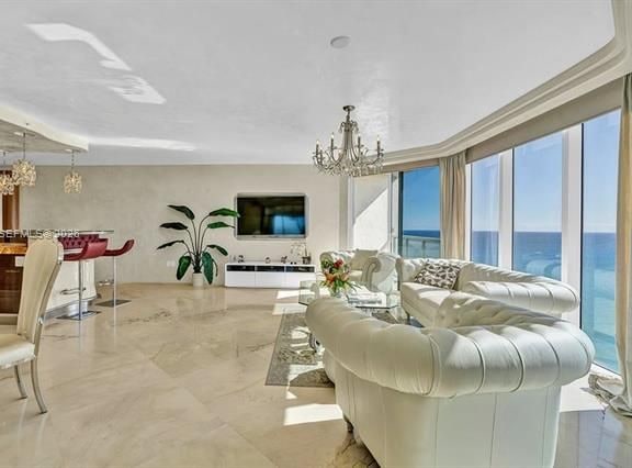 La Perla Luxury: Oceanfront 2BR, Unobstructed Views