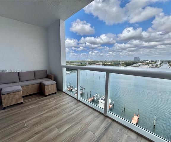 Golden Bay Club: Renovated 10th Floor Intracoastal photo 3
