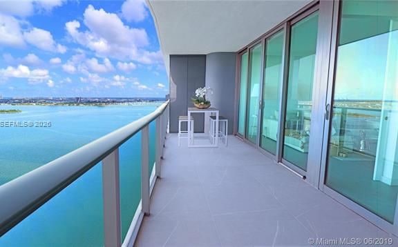 One Paraiso: Bay & Downtown Views photo 3