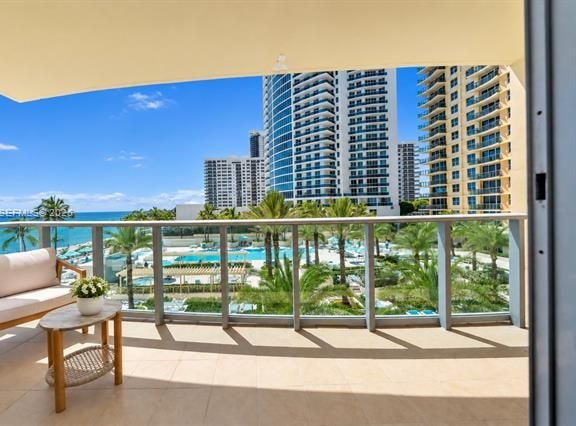 The Wave: Oceanfront Studio With Beach Access photo 2