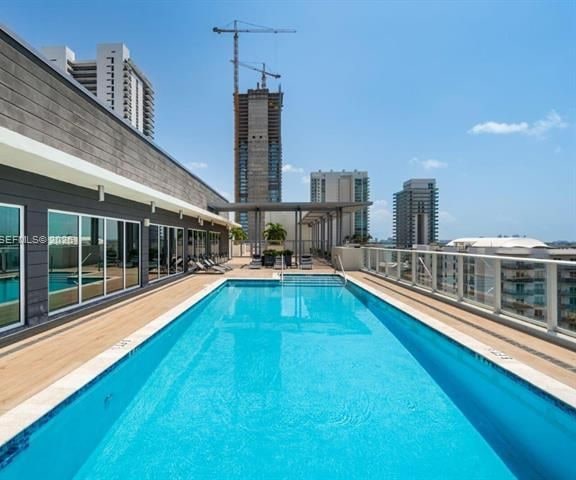 Modern Edgewater Condo With Rooftop Pool photo 3