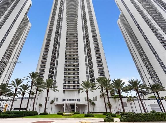 Trump Tower I Oceanfront Luxury Seasonal Rental — photo 2
