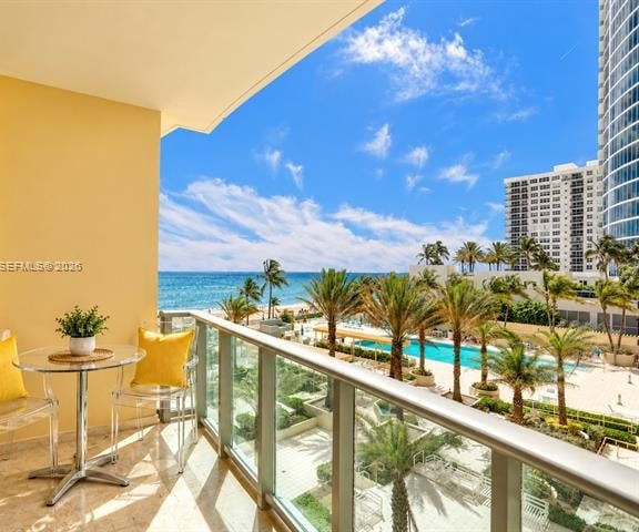 The Wave Beachfront With Ocean Views