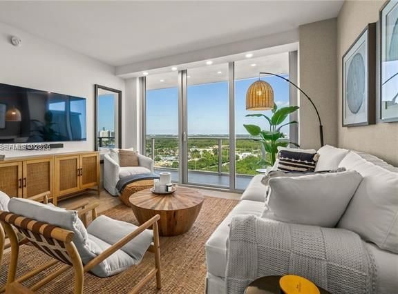 Waterfront 2BR Den With Bay And Ocean Views — photo 2