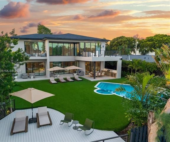 Luxury Lakefront Villa With Pool, Dock And 8 Suites