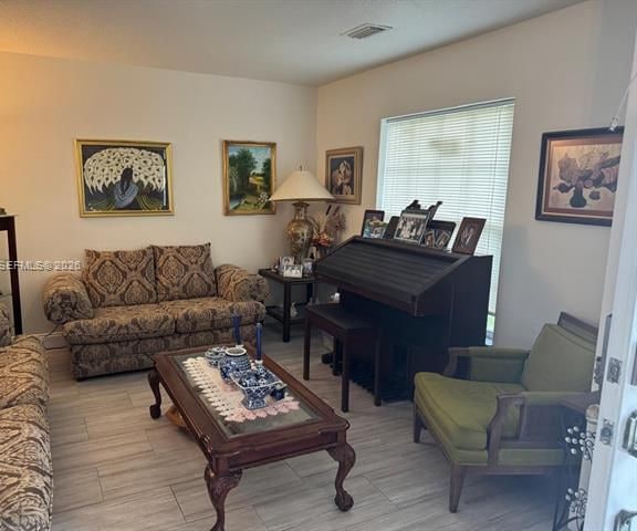 Palm Lakes Gardens: Spacious 3BR Single-Story photo 2