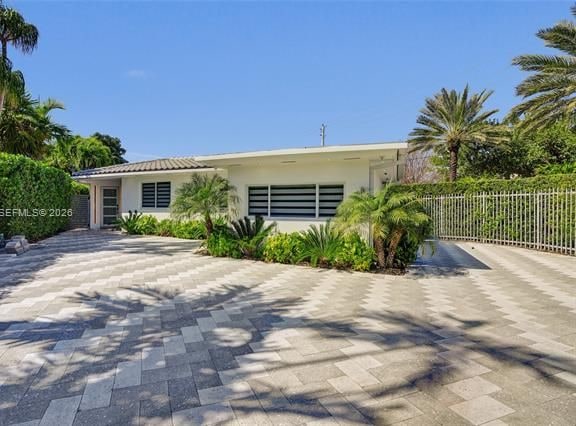 Waterfront Corner Home With Direct Ocean Access — photo 2