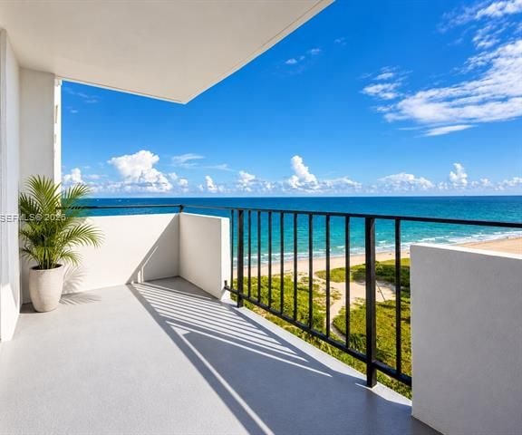 Royal Coast Oceanfront With Panoramic Views — photo 2