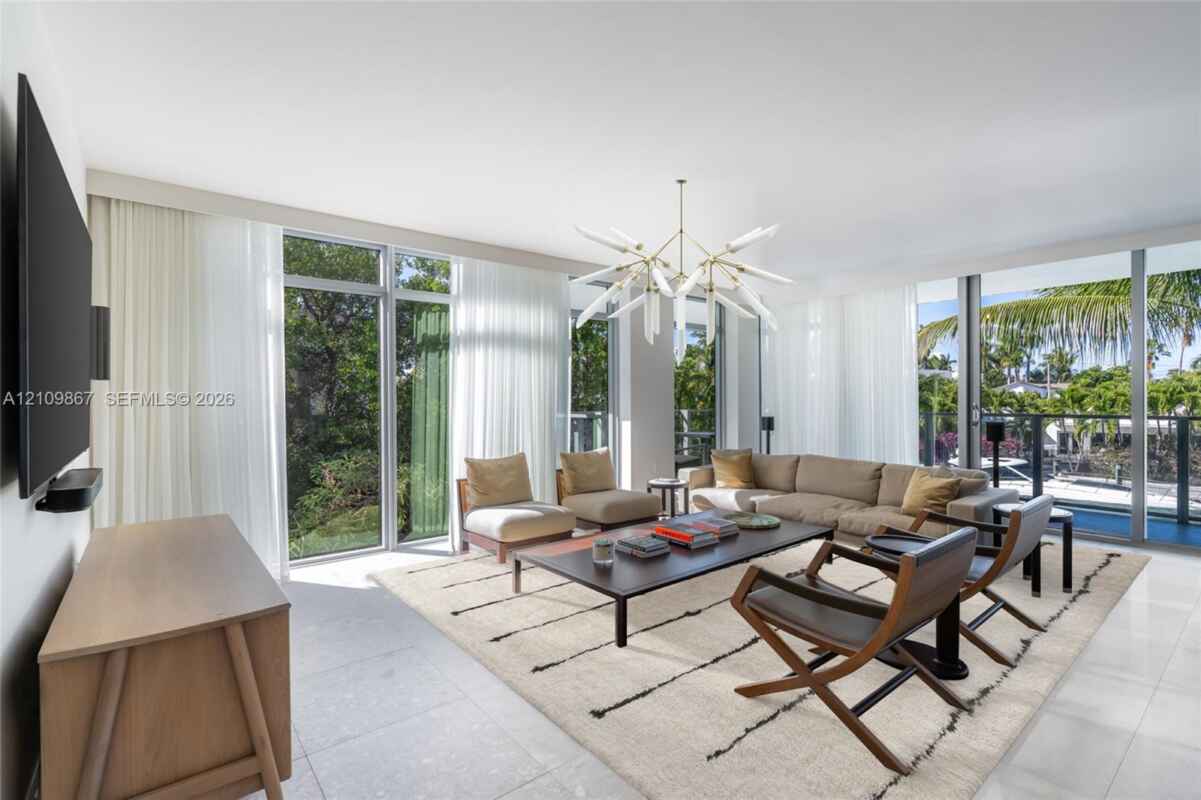 Palau Sunset Harbour: Waterfront 3BR Luxury