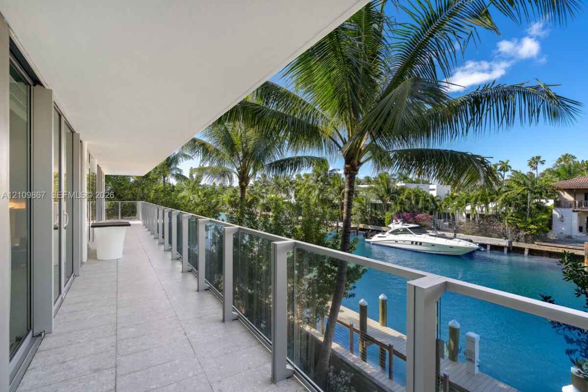 Palau Sunset Harbour: Waterfront 3BR Luxury — photo 2