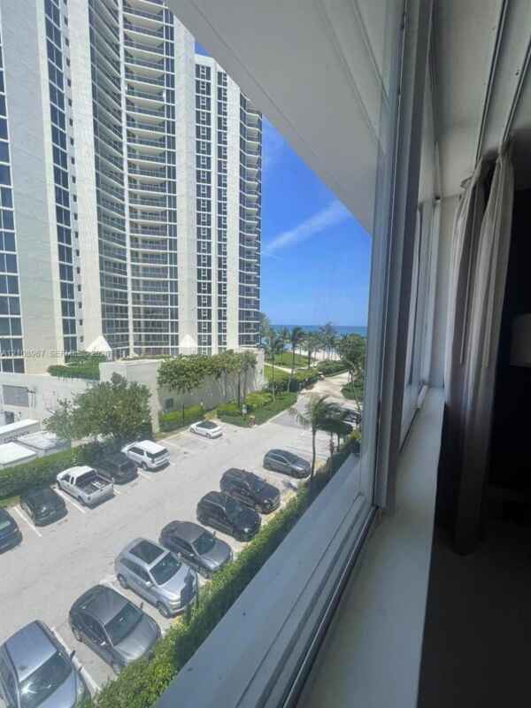 Oceanfront Studio With Beachfront Pool Access photo 3