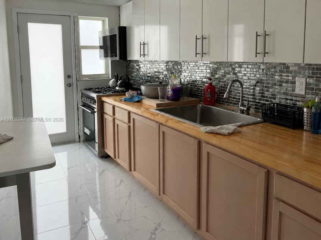Updated Studio, 1 Block From Beach, Miami Beach