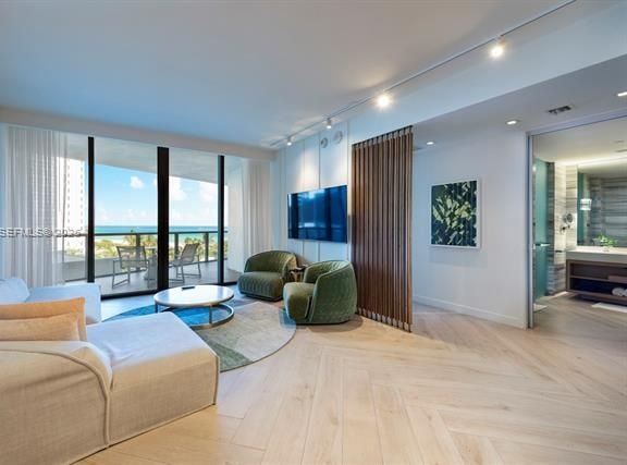 Oceanfront South Beach With Den Space photo 3