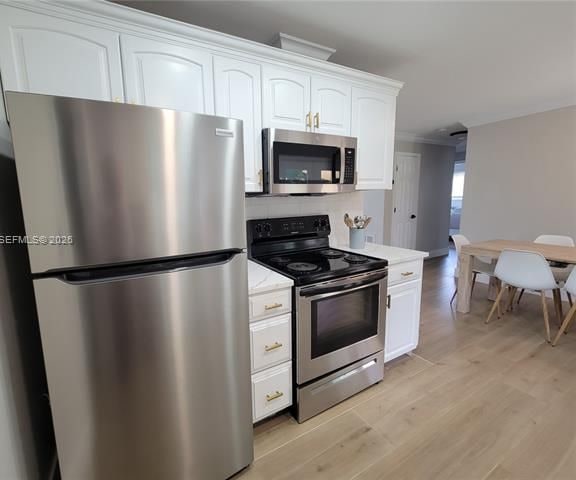 Sunshine Breeze Retreat: 4BR With Backyard Fun photo 3