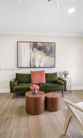 Sunshine Breeze Retreat: 4BR With Backyard Fun