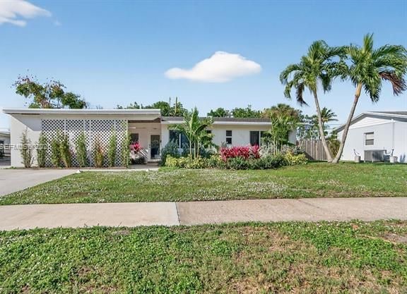 Royal Palm Villa: Spacious 4BR Home, Fenced Yard