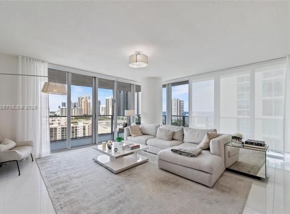 Designer Corner Unit With Ocean Views — photo 2