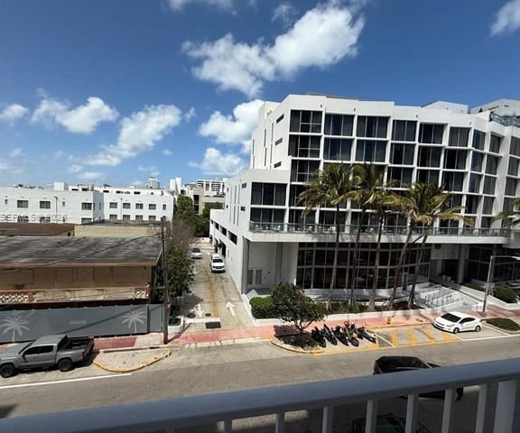 Mid-Beach Condo Steps To Sand And Shops — photo 2