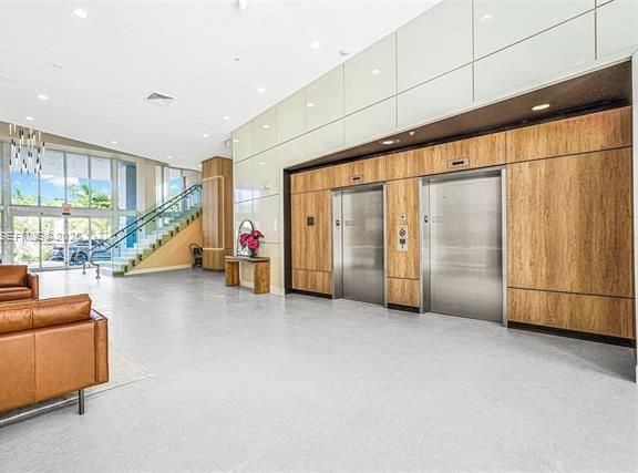 Penthouse With Renovated Kitchen At Venture West — photo 2