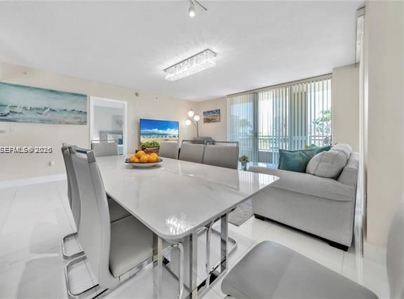 Oceanfront Corner 2BR With Beach Service — photo 2