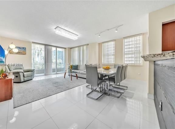 Oceanfront Corner 2BR With Beach Service photo 3