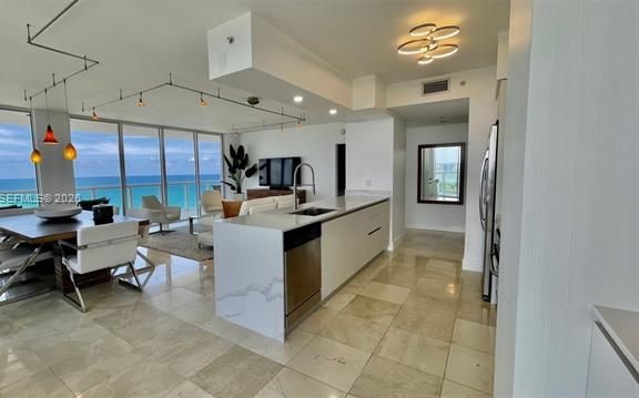 Akoya Corner Unit: Panoramic Ocean & Intracoastal Views